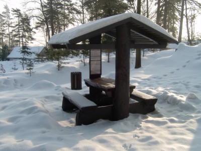 Horní zámecký park, lavice s přístřeším před lávkou, 2005