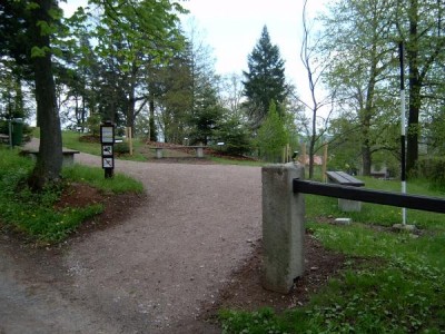 Vstup do horního parku od cesty pod lávkou