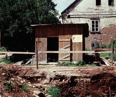 Z archivn  dokumentace.  Obrzek - kolem roku 1970.  Stavebn ppravy pro centrln rozvod tepla. V pozad  sprvn budova stavu  dnes vstup do Mstnho informanho centra ampach