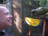 Miloš si povídá s papouškem anglicky