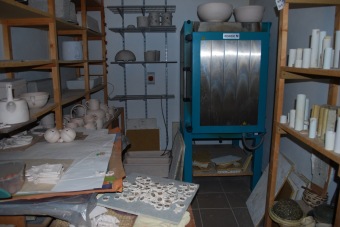 2019 Dílenské výrobky - keramika. Přívěsek pro dárce v akci "Kdo miluje daruje krev 2019"