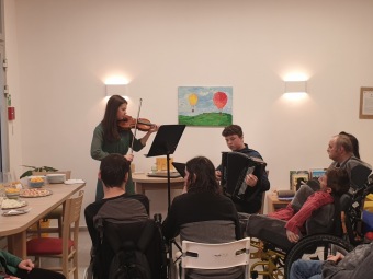 Vernisáž obrazů Tomáše Rybičky v Kavárně Slunečnice v Pardubicích 23.3. 2023