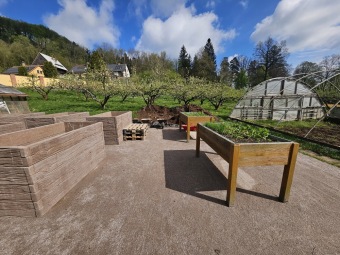 2025 Nové vyvýšené záhony pro naše zahradnictví (14.4.)