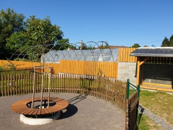 Dvoreček je připraven pro nová zvířátka a rozšíření ZOO terapie uživatelů našich služeb.