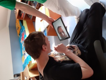 Videohovory pomáhají udržovat kontakt našich uživatelů služeb se svými rodiči a dalšími blízkými přáteli v době platného zákazu návštěv. Využíváme k tomu také tablety, které nám byly poskytnuty  v rámci projektu „Tablet od srdce“. Děkujeme za ně.