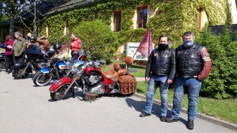 Motorkáři nám dovezli darem dezinfekci od fb skupiny Pražská pomoc. Děkujeme. 16.5. 2020