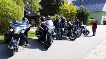 Motorkáři nám dovezli darem dezinfekci od fb skupiny Pražská pomoc. Děkujeme. 16.5. 2020