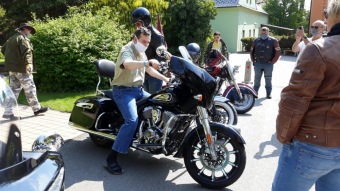 Motorkáři nám dovezli darem dezinfekci od fb skupiny Pražská pomoc. Děkujeme. 16.5. 2020