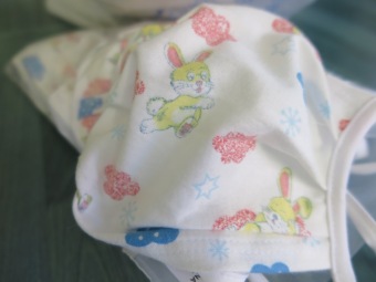 Milý a praktický dárek pro nadcházející svátky velikonoční - 200 ks spec. roušek pro zaměstnance. Přinesl osobně mořeplavec a spisovatel pan Rudolf Krautschneider.