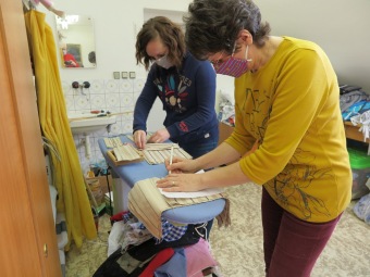 2020 Nouzový stav zasáhl také do Domova pod hradem Žampach - šití ochranných roušek...