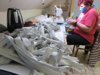 2020 Nouzový stav zasáhl také do Domova pod hradem Žampach - šití ochranných roušek...