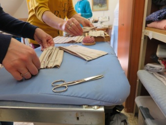 2020 Nouzový stav zasáhl také do Domova pod hradem Žampach - šití ochranných roušek...