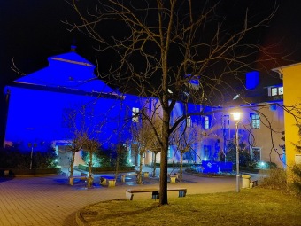2022 Světový den porozumění autismu - nádvoří v modrém (2.4.)