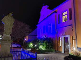 2022 Světový den porozumění autismu - nádvoří v modrém (2.4.)