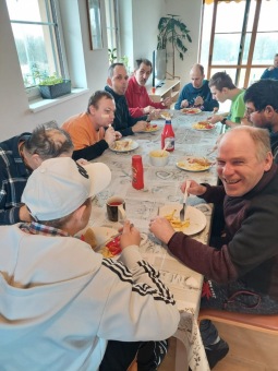 Sociální služba CHRÁNĚNÉ BYDLENÍ -  vaření nedělního oběda v domácnosti Letohrad a stolování (12.2. 2023)