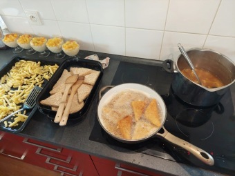 Sociální služba CHRÁNĚNÉ BYDLENÍ -  vaření nedělního oběda v domácnosti Letohrad a stolování (12.2. 2023)