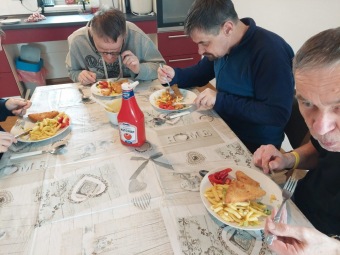 Sociální služba CHRÁNĚNÉ BYDLENÍ -  vaření nedělního oběda v domácnosti Letohrad a stolování (12.2. 2023)