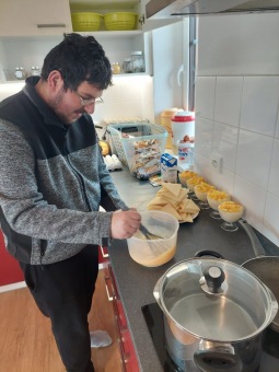 Sociální služba CHRÁNĚNÉ BYDLENÍ -  vaření nedělního oběda v domácnosti Letohrad a stolování (12.2. 2023)