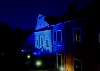 2017 Světový den porozumění autismu - nádvoří v modrém