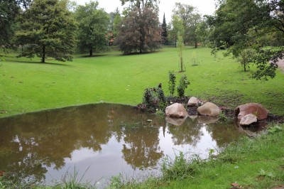 Žampach Arboretum - zámecká budova dolní park na hrázi 2024