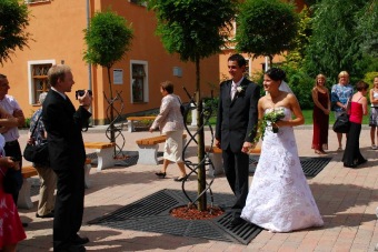 Svatební obřady v kapli a fota v parku.