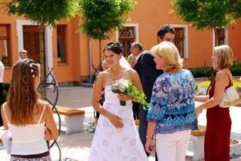 Svatební obřady v kapli a fota v parku.