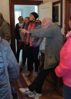 Keramiku z dílny Domova pod hradem Žampach nyní objevíte také exteriéru zámku Štiřín. Dnešní předání naší keramiky ve Štiříne bylo spojeno s komentovanou prohlídkou areálu a zámku s panem Václavem Větvičkou a setkáním s panem Václavem Hrubým, generálním ředitelem organizace (6.5. 2019)