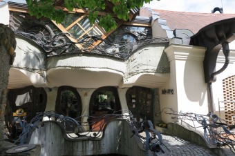 Keramiku z dílny Domova pod hradem Žampach nyní objevíte také exteriéru zámku Štiřín. Dnešní předání naší keramiky ve Štiříne bylo spojeno s komentovanou prohlídkou areálu a zámku s panem Václavem Větvičkou a setkáním s panem Václavem Hrubým, generálním ředitelem organizace (6.5. 2019)