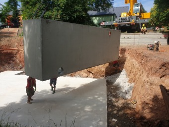 2023 Program dešťovka - průběh prací - montáž retenční nádrže 13.6. 2023