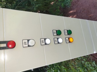 2023-09-07 Závlaha zprovozněna, nové cestičky dokončeny. Lavičky před dokončením.