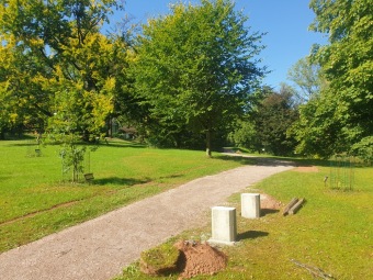 2023-09-07 Závlaha zprovozněna, nové cestičky dokončeny. Lavičky před dokončením.