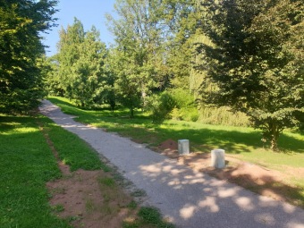 2023-09-07 Závlaha zprovozněna, nové cestičky dokončeny. Lavičky před dokončením.