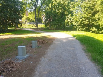 2023-09-07 Závlaha zprovozněna, nové cestičky dokončeny. Lavičky před dokončením.