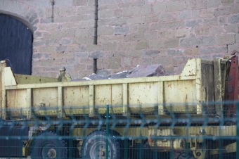 2016 Stavba chlívku - přístřeší s výběhem pro chov domácích zvířat (dokončeno 9.12. 2016) - umístění kamenů do výběhu