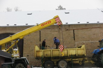 2016 Stavba chlívku - přístřeší s výběhem pro chov domácích zvířat (dokončeno 9.12. 2016) - umístění kamenů do výběhu