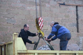 2016 Stavba chlívku - přístřeší s výběhem pro chov domácích zvířat (dokončeno 9.12. 2016) - umístění kamenů do výběhu