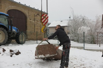 2016 Stavba chlívku - přístřeší s výběhem pro chov domácích zvířat (dokončeno 9.12. 2016) - umístění kamenů do výběhu