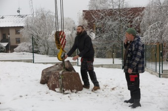2016 Stavba chlívku - přístřeší s výběhem pro chov domácích zvířat (dokončeno 9.12. 2016) - umístění kamenů do výběhu