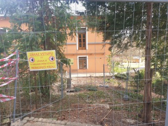 2022 Obnova terasy a lávky nad skalkou u zámecké budovy (6.4.)