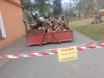 2022 Obnova terasy a lávky nad skalkou u zámecké budovy (6.4.)