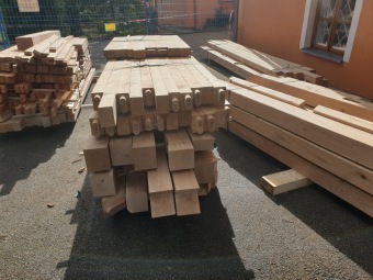 2022 Obnova terasy a lávky nad skalkou u zámecké budovy (6.4.)