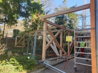 2022 Obnova terasy a lávky nad skalkou u zámecké budovy (6.4.)